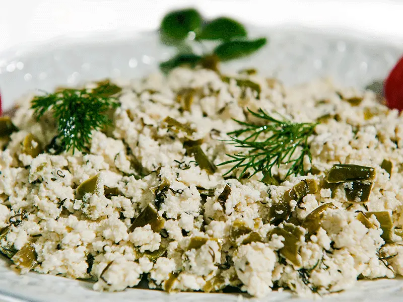 Doğal otlarla süslenmiş Van Otlu Lor Peyniri, yöresel kahvaltı sofrasında taze sebzelerle sunulmuş.